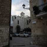 ...costeggiamo l�entrata di Santa Chiara...